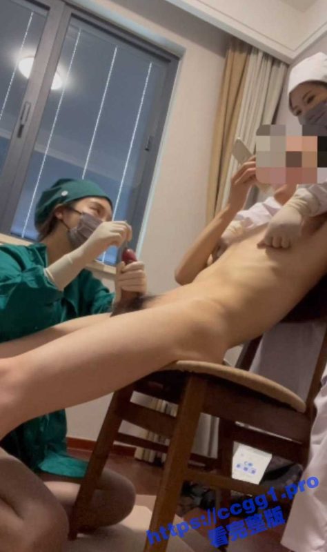 被两个一白一绿的美女护士按在凳子上调教 两个护士小姐姐轮流用螺旋铁棍猛插马眼儿 痛并快乐着-51吃瓜网