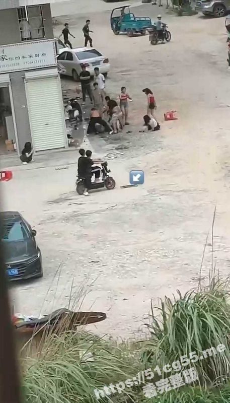 今日份笑点！一边是男女混战 一边是看热闹的电动车卡在路里抢镜 我两只眼睛都看不过来了！-51吃瓜网