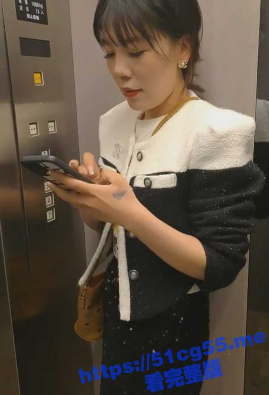 瓜友微信群里认识的北京37岁离异少妇 有着强大的性欲 喝尿口交毒龙样样精通！-51吃瓜网