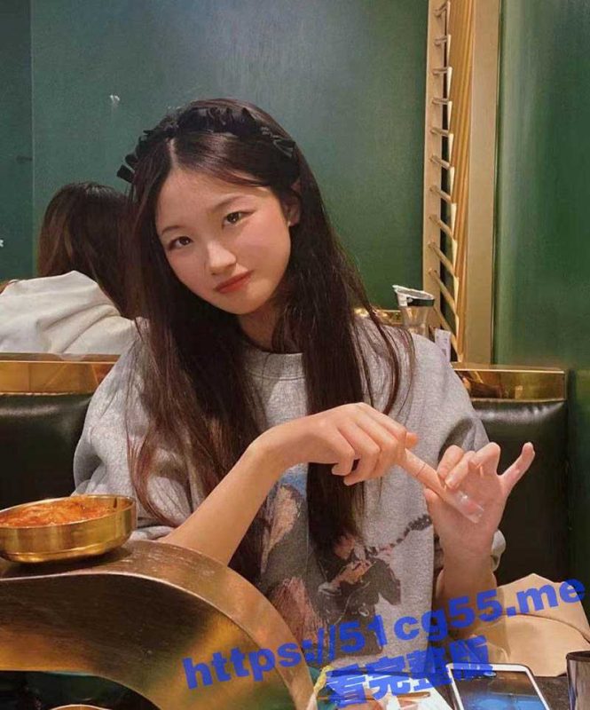520带着骚货大学生女友出门逛街 晚上直接安排开房 情趣黑丝内衣穿上后入爆操太爽了！-51吃瓜网