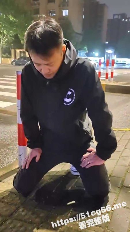 “你跟冯程程是怎么操逼的” 渣男出轨被抓大马路上下跪认错 估计他想当许文强！-51吃瓜网