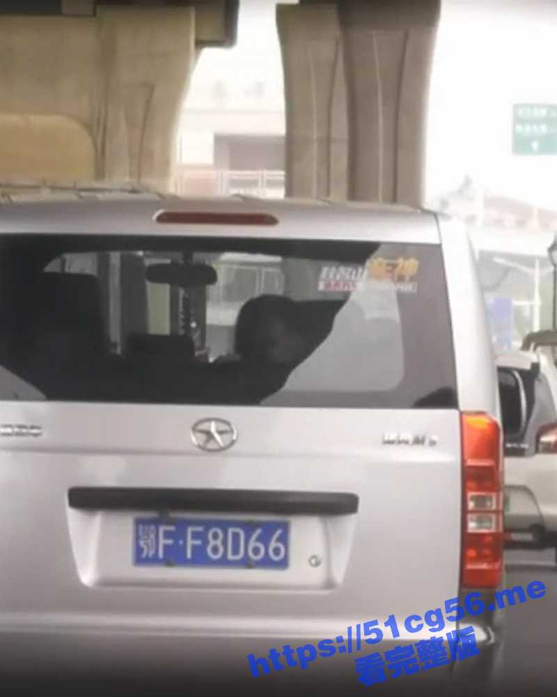湖北襄阳马路街头惊现车震现场 女的边看窗外边女上位骑坐 好刺激啊！ - 51吃瓜网-51吃瓜网