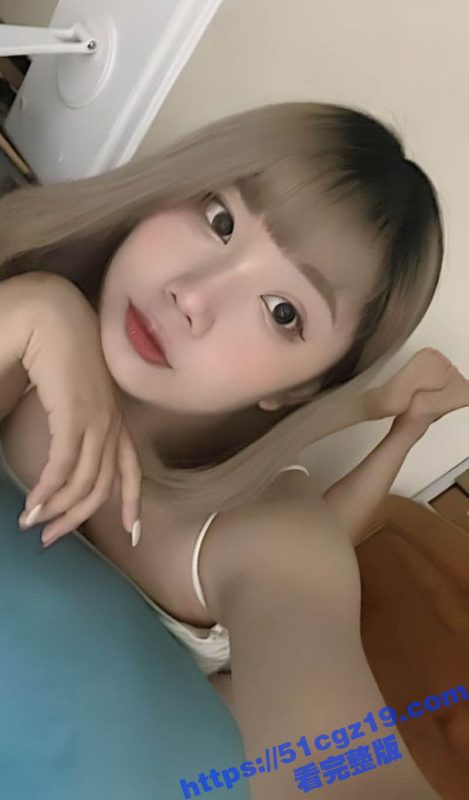 瓜友投稿！清纯巨乳女友遭调教视频流出 童颜巨乳小母狗埋头舔屌 深喉吞精爽到淫叫连连！-51吃瓜网