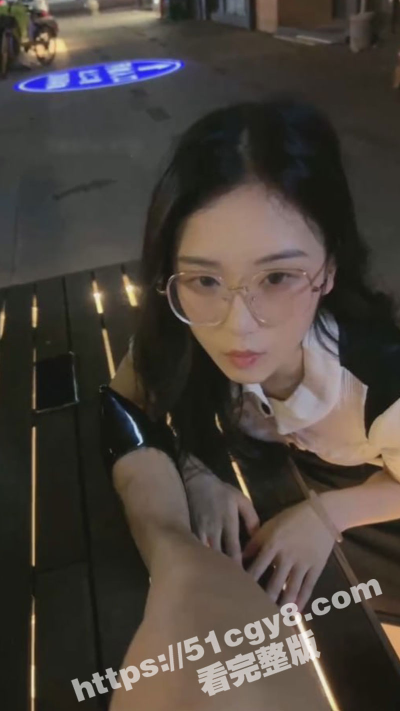 高颜值女王调教！淫贱眼镜妹被冷酷女王肆意调教 各种户外扇脸舔鞋舔脚 骚穴塞跳弹 变态看了都要直呼我靠！ - 51吃瓜网-51吃瓜网