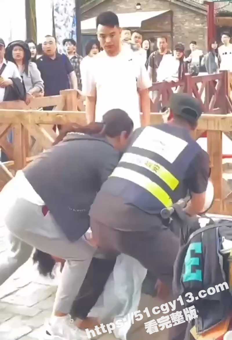 开封万岁山武侠城 游客互殴视频流出 女子打人被当场KO 围观群众大呼比演出精彩 值回票价！ - 51吃瓜网-51吃瓜网