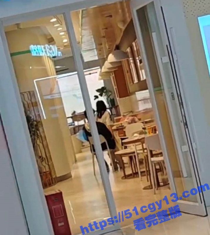 宁乡步行街 罗曼蛋糕店 欲望燃烧的情侣竟当场上演活春宫 女上位忘我放纵 简直颠覆三观！-51吃瓜网