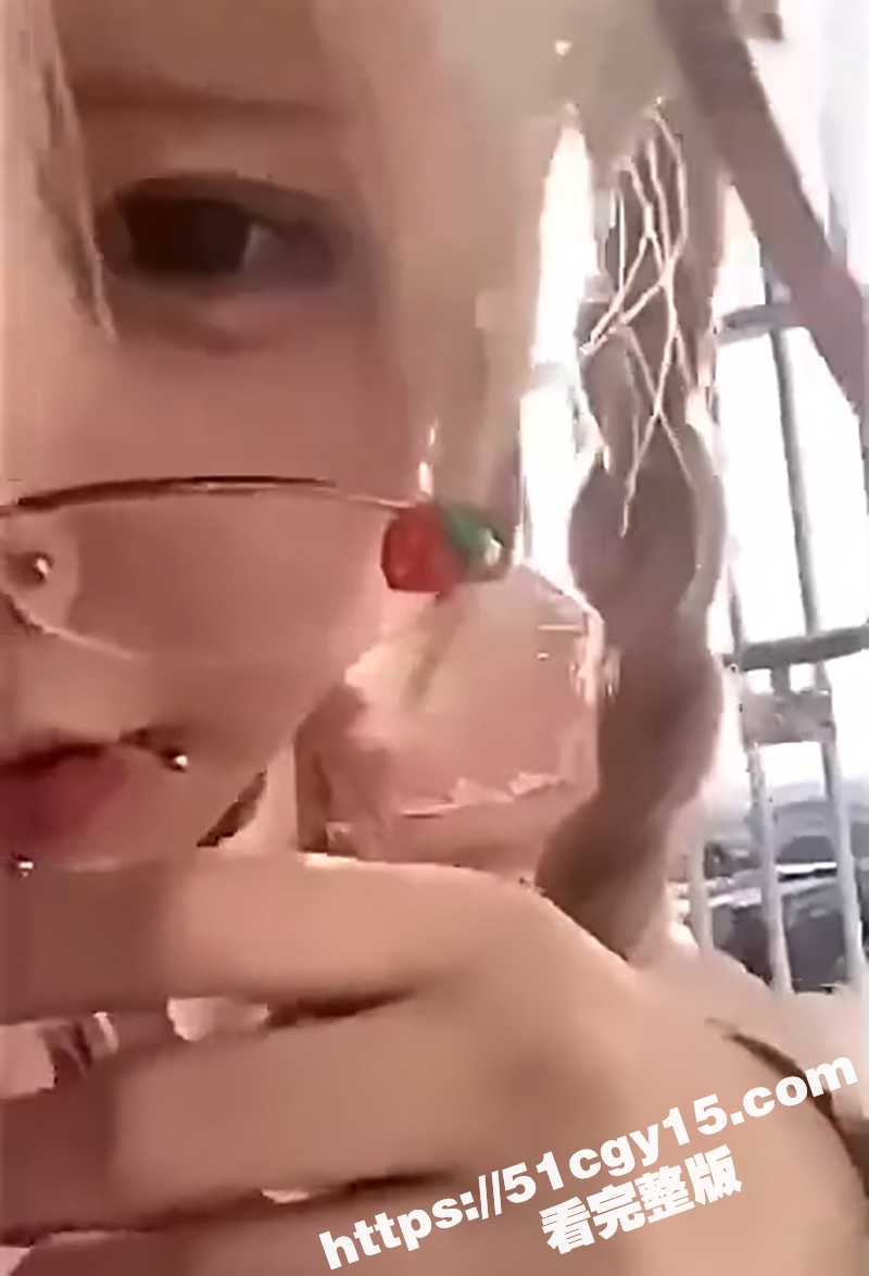 震惊！日本花季少女直播时突然跳楼！刚刚得知男友出轨背叛 直接爬上栅栏从高楼一跃而下！ - 51吃瓜网-51吃瓜网