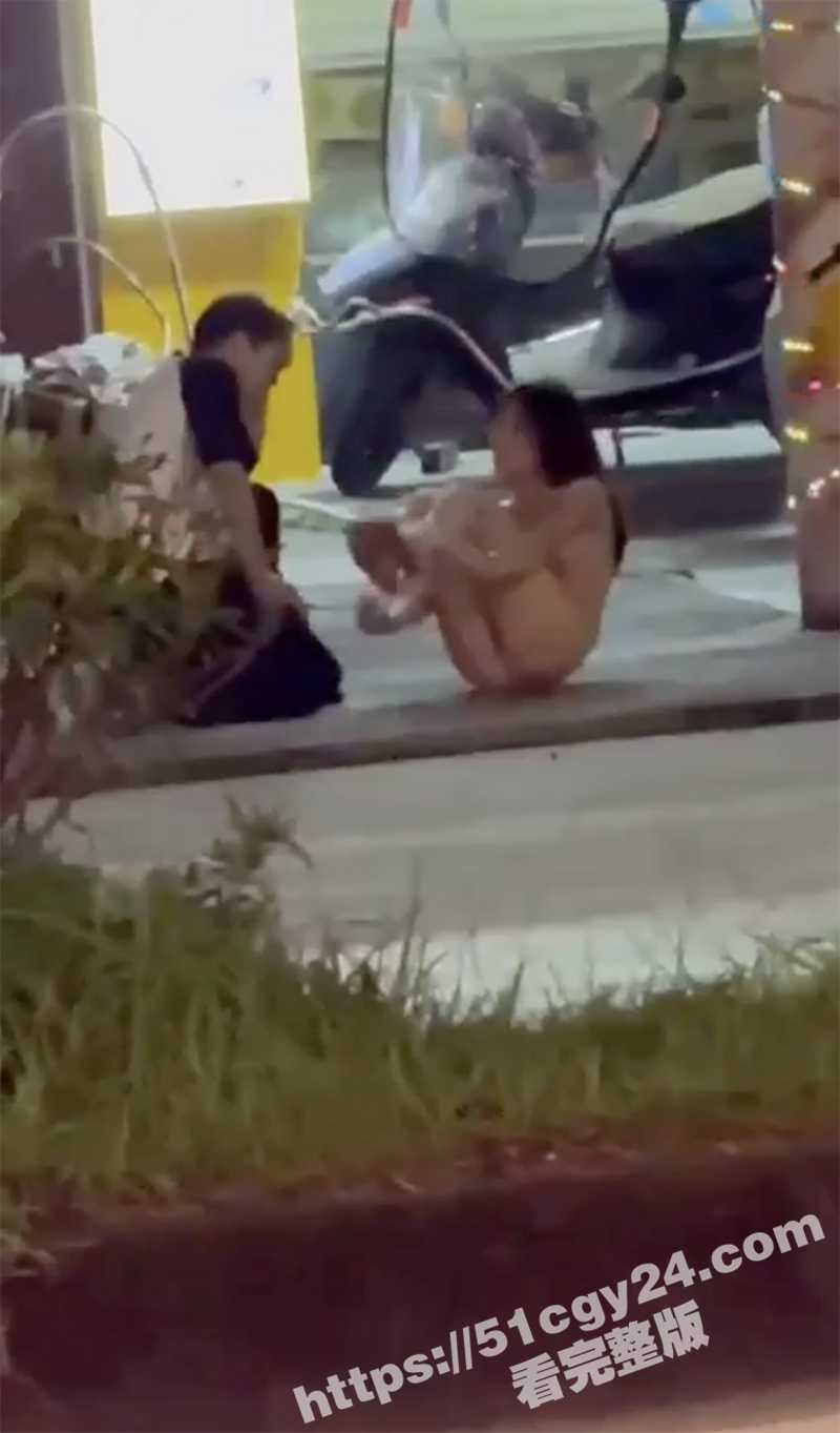 成都小仙女与男友吵架 当街开始脱衣服 吓的男友各种道歉 最后全裸游街 逼毛都清晰可见 惊呆一众路人！ - 51吃瓜网-51吃瓜网