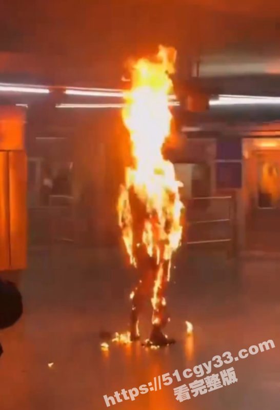 巴西圣保罗地铁站 再现惊魂自焚事件 被众人合力扑灭后 模样如同僵尸般瘆人！-51吃瓜网