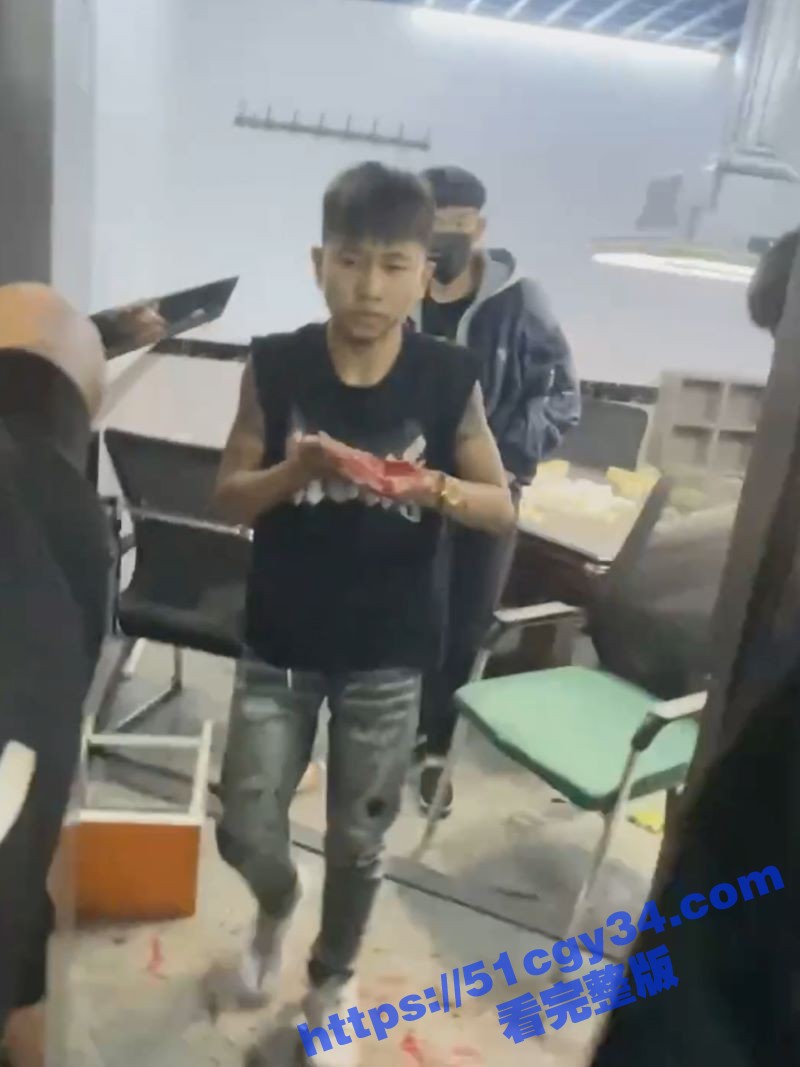 精神小伙台球厅暴怒持刀砍人 手掌惨遭斩成两半 现场血淋淋一片 血腥胆小勿入！ - 51吃瓜网-51吃瓜网