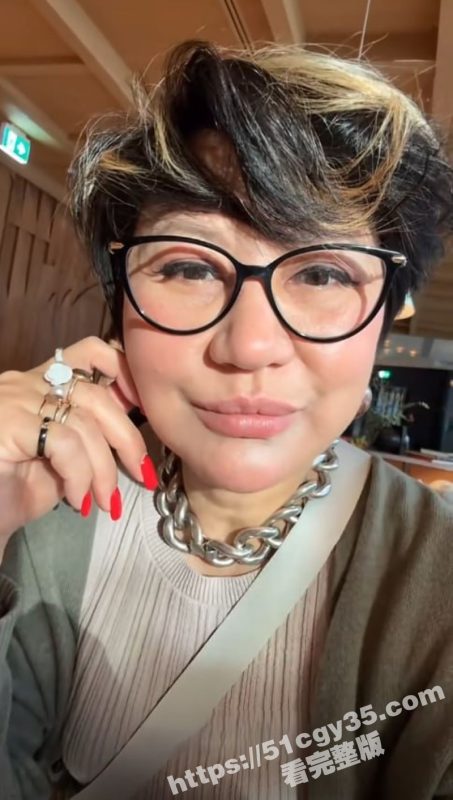 抖音黑皮熟女 julia莉亚 金主定制视频！高跟丝袜露奶诱惑 重口味的绝对福利！-51吃瓜网