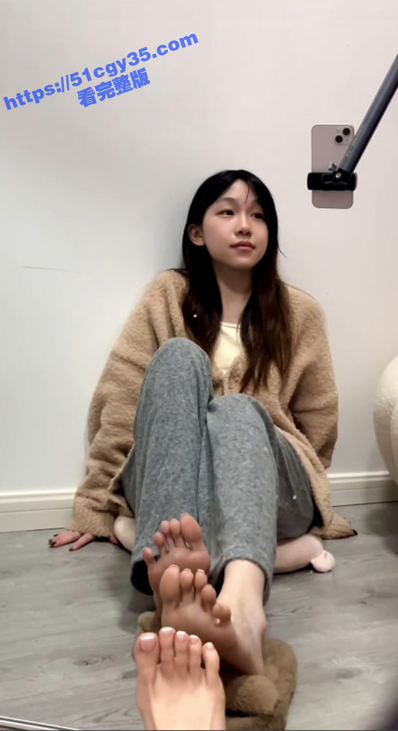 抖音极品嫩妹 别拔虎牙 金主定制舔脚足交吞袜私拍流出 绝美玉足诱惑无比 足控党的瓜友们这下有福了！ - 51吃瓜网-51吃瓜网