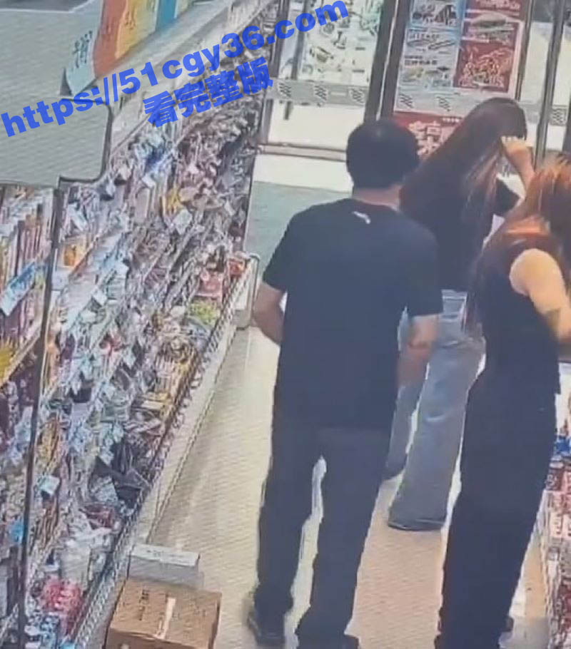 超市惊现变态男 在嫩妹面前盯着蜜臀 掏鸡巴狂甩 变态露出癖好令人瞠目！ - 51吃瓜网-51吃瓜网