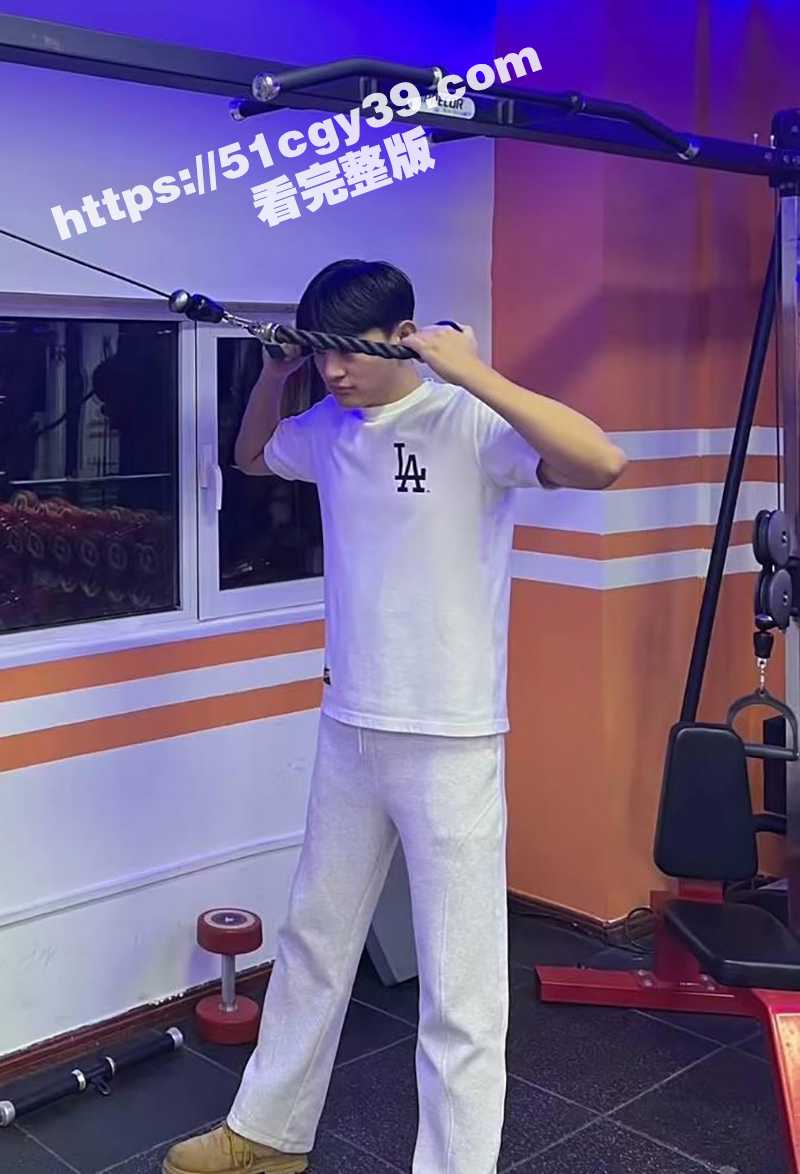 人民大学校草 金开来 男同3P视频爆出！双性恋男神被金主包养 跪床撅臀玩前后夹击 爆菊特写骚到炸裂！ - 51吃瓜网-51吃瓜网