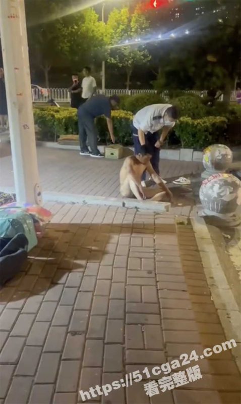 青岛黄岛街头惊现裸男 不顾旁人眼光全裸打滚 大屌被完美拍摄记录 看这姿态真是没少喝啊！-51吃瓜网