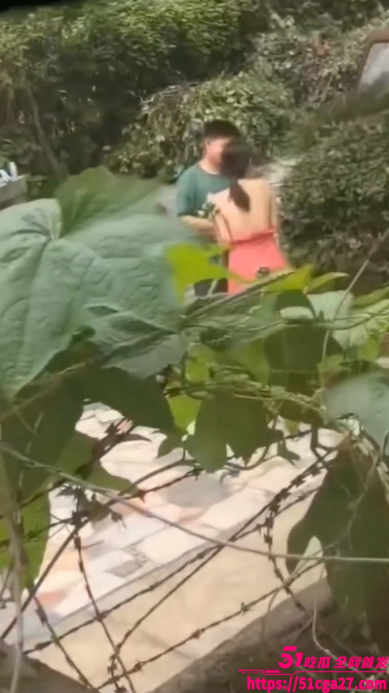 年轻男女户外打野激情 抠逼口交火辣开场 无套抽插狂操 野外激情挑逗感官！ - 51吃瓜网-51吃瓜网