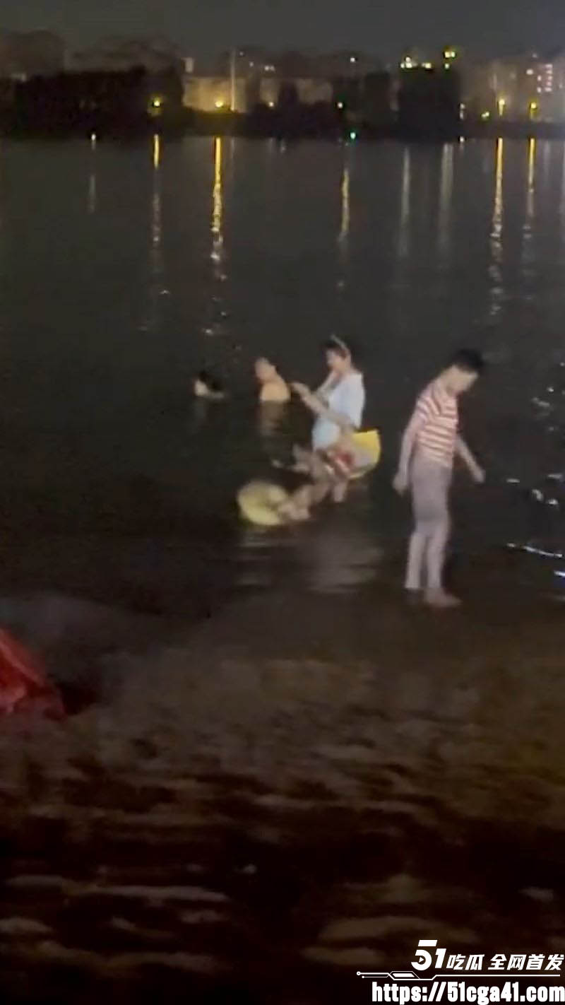 深夜情侣水中啪啪打水炮！若无旁人火辣性爱 月光下水花四溅 场面淫靡至极！ - 51吃瓜网-51吃瓜网