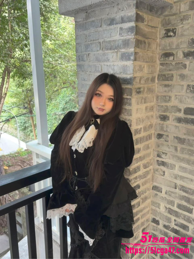 上海坦克精神小妹 刘茵 拍摄各种不雅视频 奶头穿钉暴露M属性 硕大胸脯被各种玩弄！ - 51吃瓜网-51吃瓜网