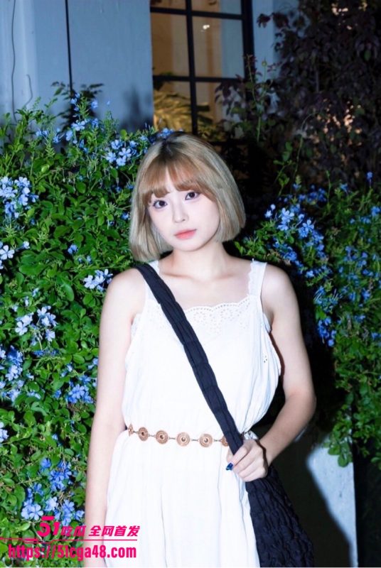 高颜值短发网美 依婷 竟下海拍露脸全裸照 并让摄影师潜规则 卖力口交表情享受 骚母狗是彻底被操爽啦！-51吃瓜网