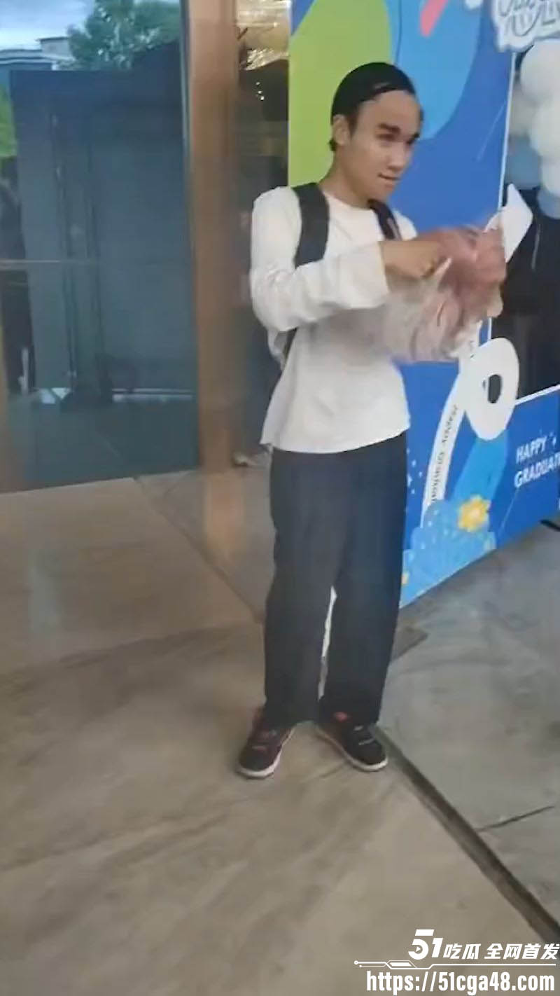 遂宁漫展 Cosplay少年 对霸凌者拔刀反击 抽出匕首连砍数刀 场面触目惊心！ - 51吃瓜网-51吃瓜网