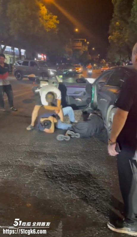 史上最解气抓奸现场！狗男女偷情被猛男原配当街抓包 荡妇保护奸夫被双双暴揍！-51吃瓜网