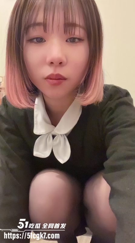 超可爱清纯齐刘海妹子 被金主视频调教 揉奶自慰舔脚趾 牙刷爆菊表情淫荡至极！-51吃瓜网