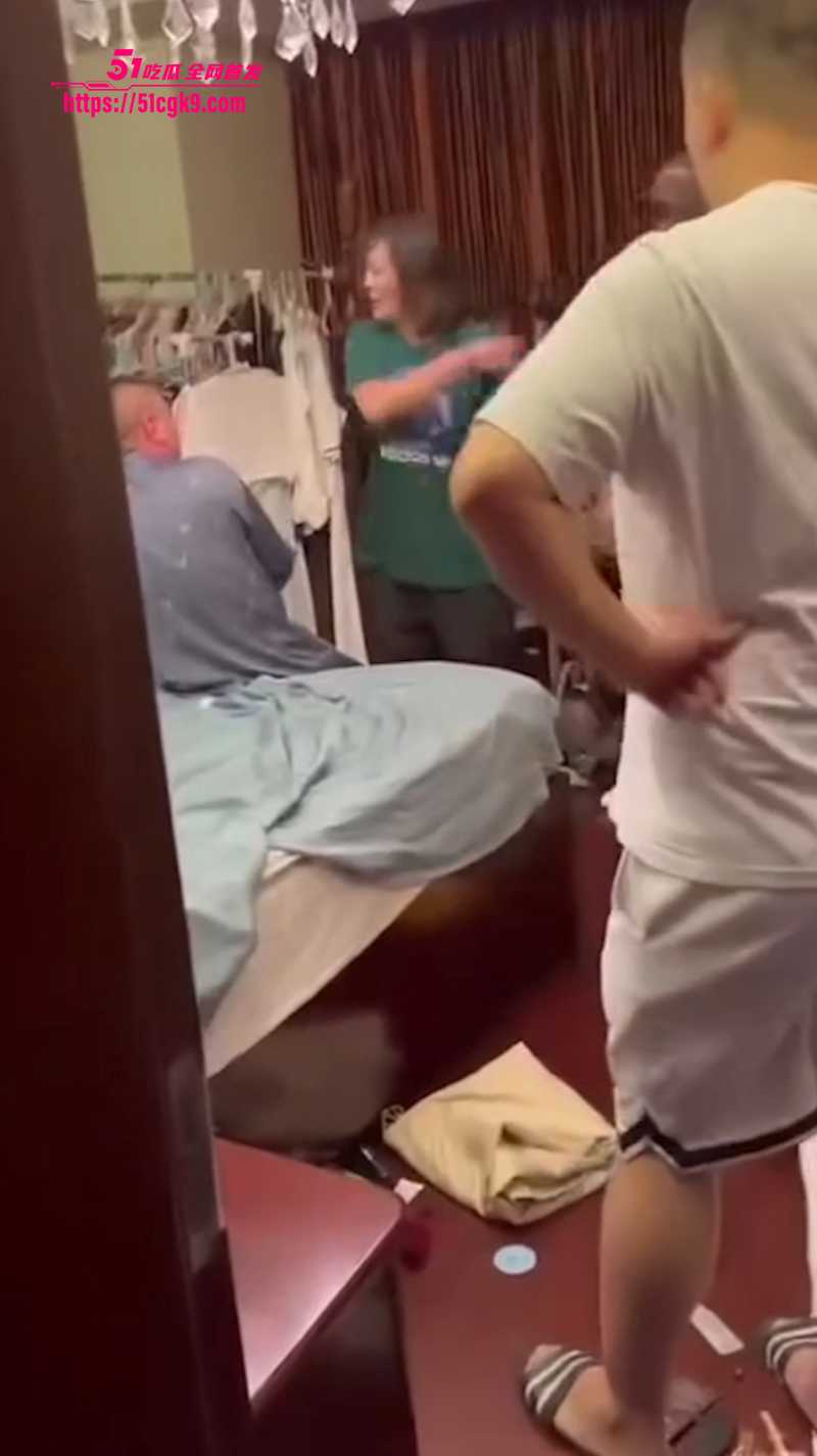 七夕佳节变抓奸修罗场 妻子暴打小三怒扇丈夫巴掌 拳打脚踢衣架伺候 民警围观不敢劝！ - 51吃瓜网-51吃瓜网