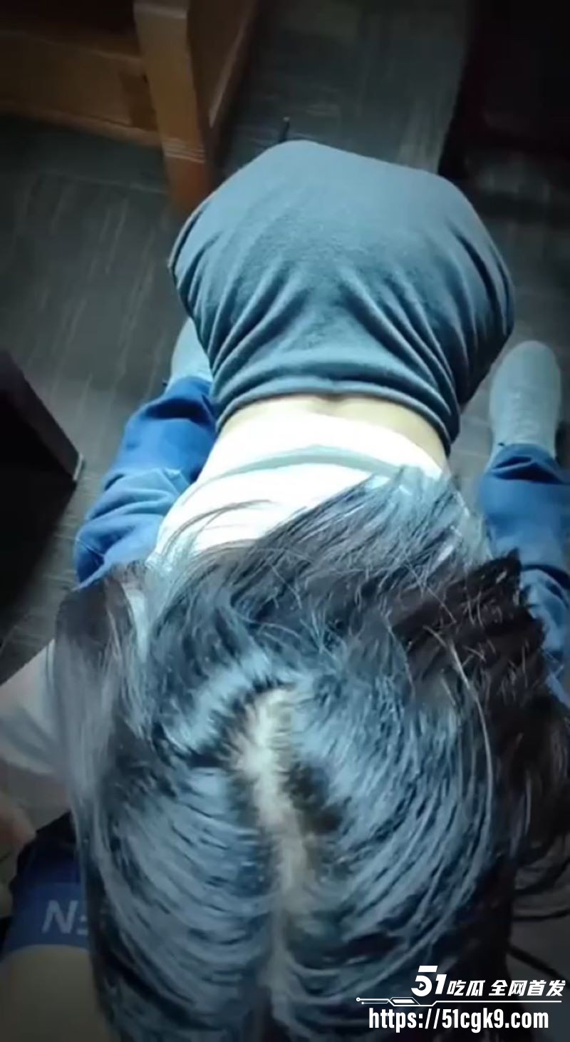 办公室偷情！极品少女秘书被老板潜规则 办公桌上无套猛插 啪啪声压抑却激烈！ - 51吃瓜网-51吃瓜网