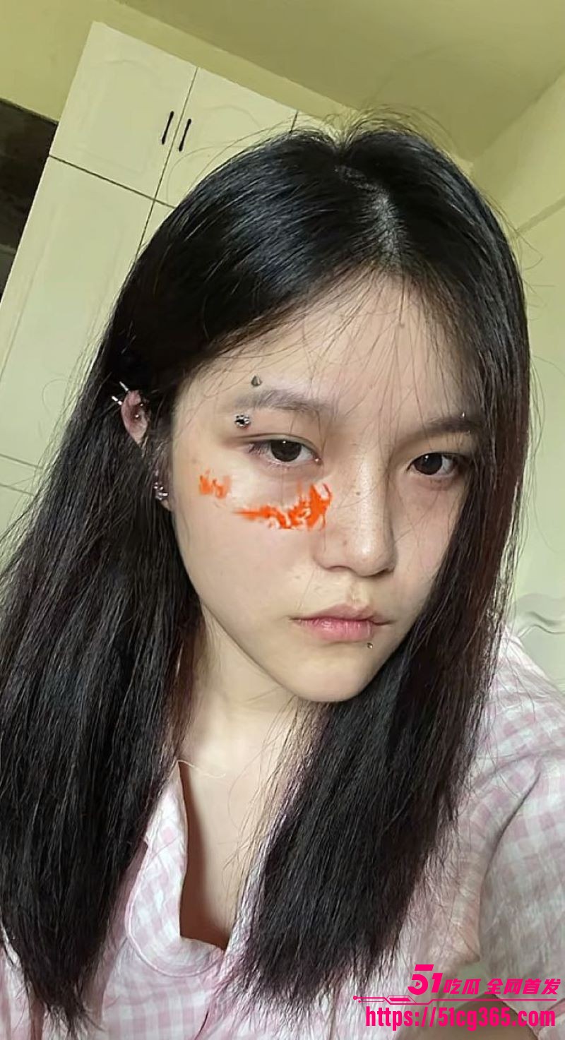 湖南长沙唇钉小妹 刘思雨 被男友各种调教舔脚 三根JB猛插嫩穴 视觉冲击力爆棚！ - 51吃瓜网-51吃瓜网