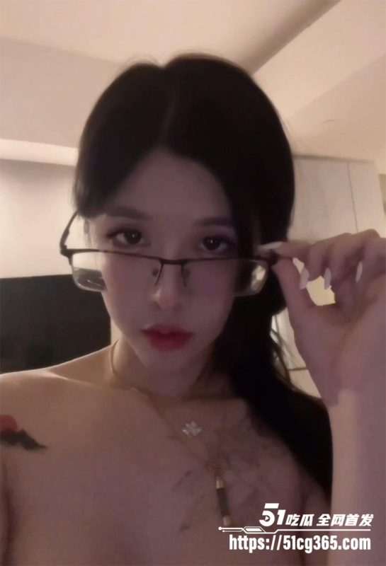 顶级名媛白富美 不雅视频泄密流出 情趣内衣秀翘臀 纹身乳钉超带感 粉嫩小穴掰开看 骑乘舔屌骚到爆！-51吃瓜网