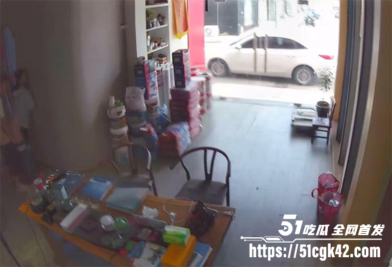 黑客破解摄像头监控偷拍 老板和店员玩刺激偷情 大白天竟在店里玩后入 顾客推门慌忙中断拔屌！-51吃瓜网