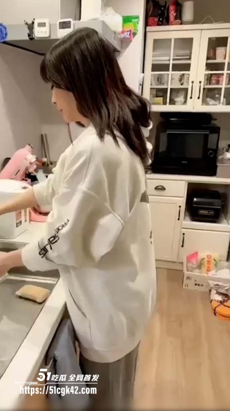猎奇吃瓜  情侣玩时间静止游戏 妹子还是个白虎啊 被挑逗的淫水都拉丝了-51吃瓜网