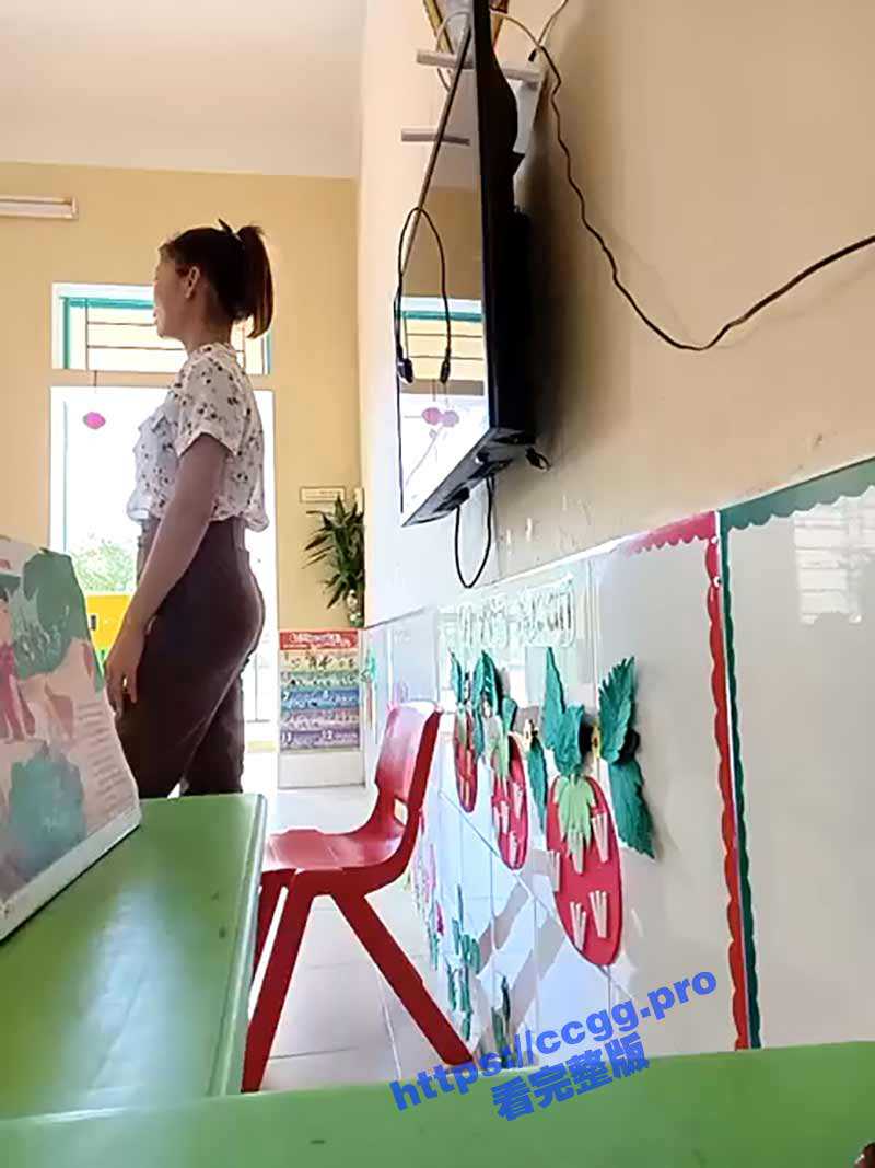 如此老师！国外幼师逼夹跳蛋 上课直播 为人师婊的老骚逼 寻求刺激无下限！ - 51吃瓜网-51吃瓜网