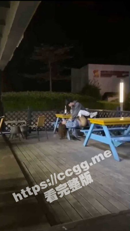 『吃瓜』 厦门 RUO'S 便利店门口 小哥当众强奸醉酒女 有人围观拍视频 却没人上前制止-51吃瓜网