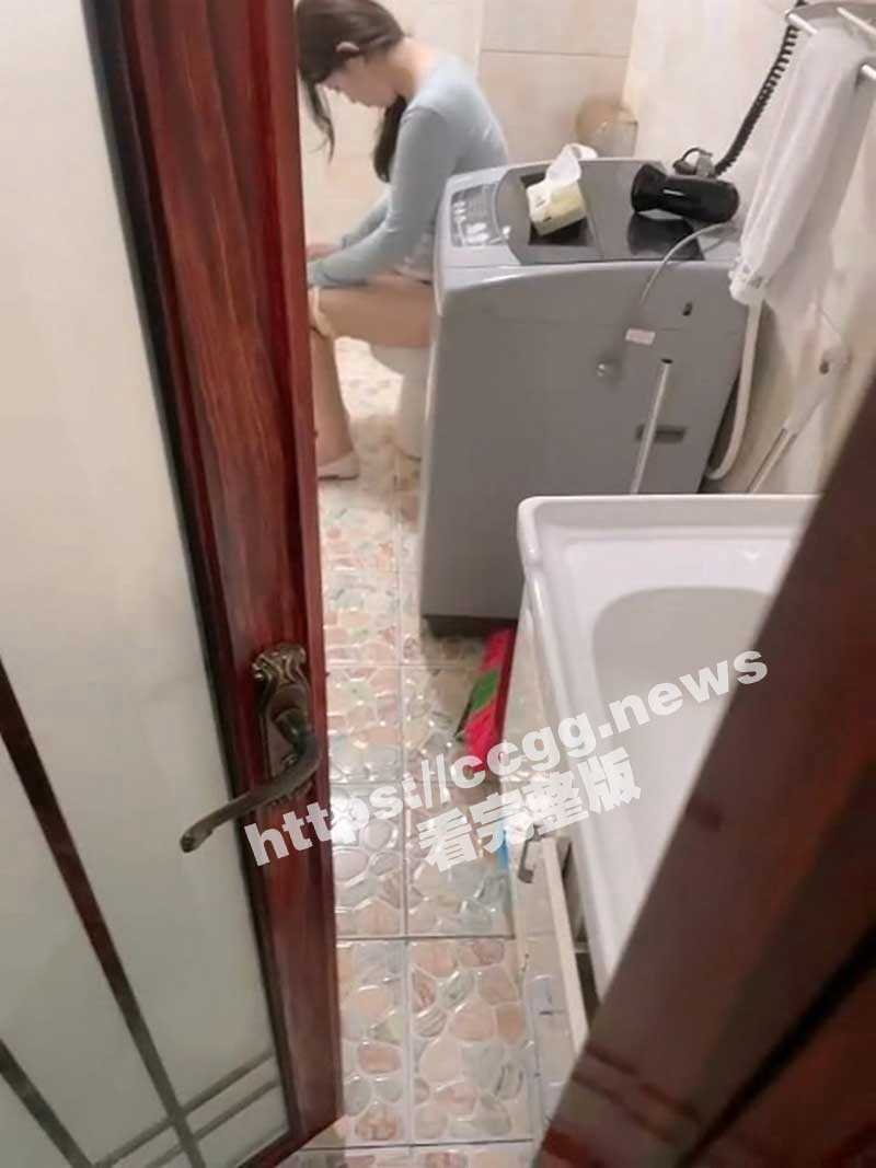 灌翻美女邻居，不顾幼儿园孩子在家，按在床上使劲爆操女邻居大屁股！ - 51吃瓜网-51吃瓜网