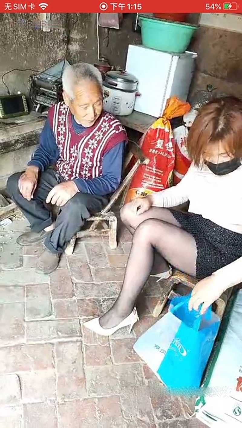 精准扶贫！骚妇『农村扶贫组』下乡慰问独身年迈大爷 竟还有印度神油！ - 51吃瓜网-51吃瓜网
