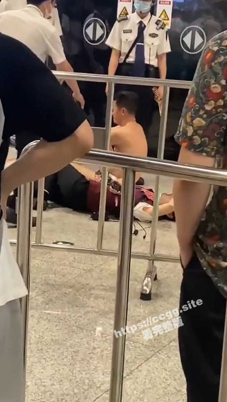 广西南宁地铁站  男子喝醉 强奸地铁服务员！-51吃瓜网
