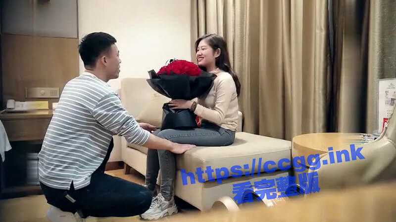 手捧鲜花单膝跪地深情告白，哪个女人能不被俘获芳心乖乖脱衣服，爆操后入好淫荡 - 51吃瓜网-51吃瓜网