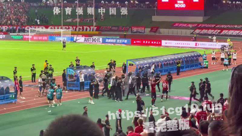 成都主队输球后 球迷义愤填膺大呼黑哨 怒抛无数矿泉水瓶  裁判被安保用盾牌护送离场-51吃瓜网