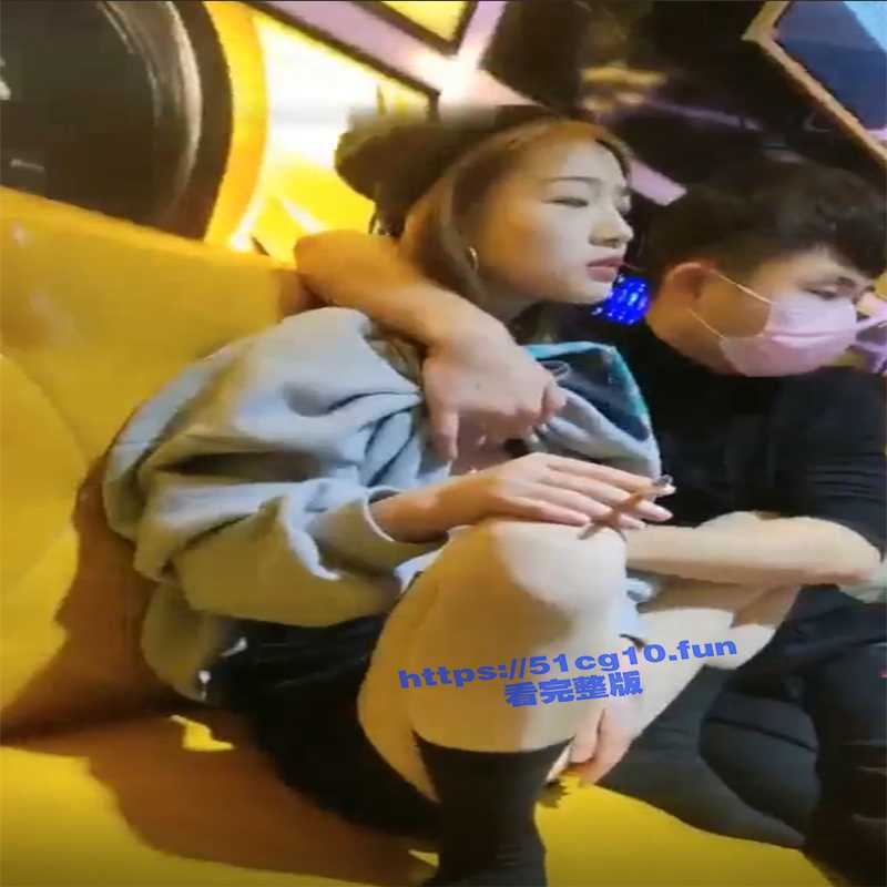 零零后KTV淫趴2V2！零零后在KTV包房直播 约了俩妹子 一边唱歌一边淦-51吃瓜网