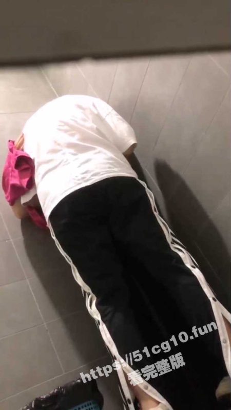 鸡巴都没有 怂屁股有什么用？两个小女生躲在厕所探讨身体奥秘 手指插逼 怂屁股模拟男人操逼 蕾丝边的快乐体验-51吃瓜网