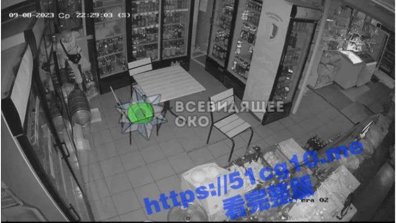 乌龙小偷之最  乌克兰第聂伯罗彼得罗夫斯克一小偷夜里闯入一家餐厅后不为抢劫却拿出啤酒跟胡椒自慰-51吃瓜网