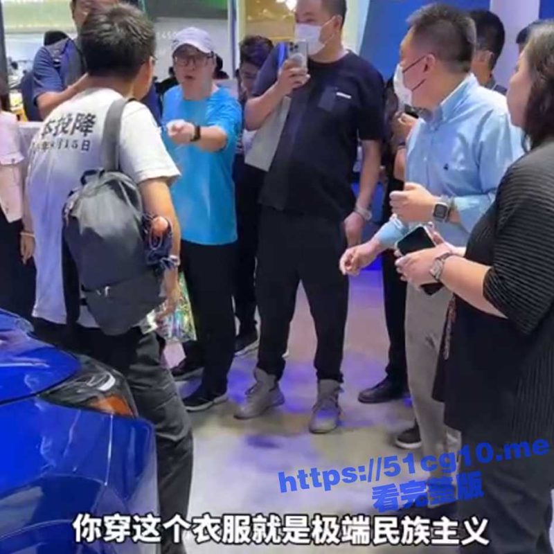 成都车展一男子穿着印有“日本投降”的T恤，现场一游客称其行为不妥，为“极端民族主义”-51吃瓜网