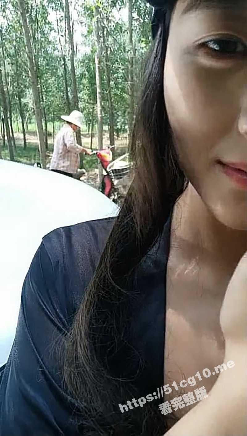大爷眼睛都直了！骚货全程露脸 在人来人往的小道上操逼 在三轮大爷的目视下后入抽插！ - 51吃瓜网-51吃瓜网