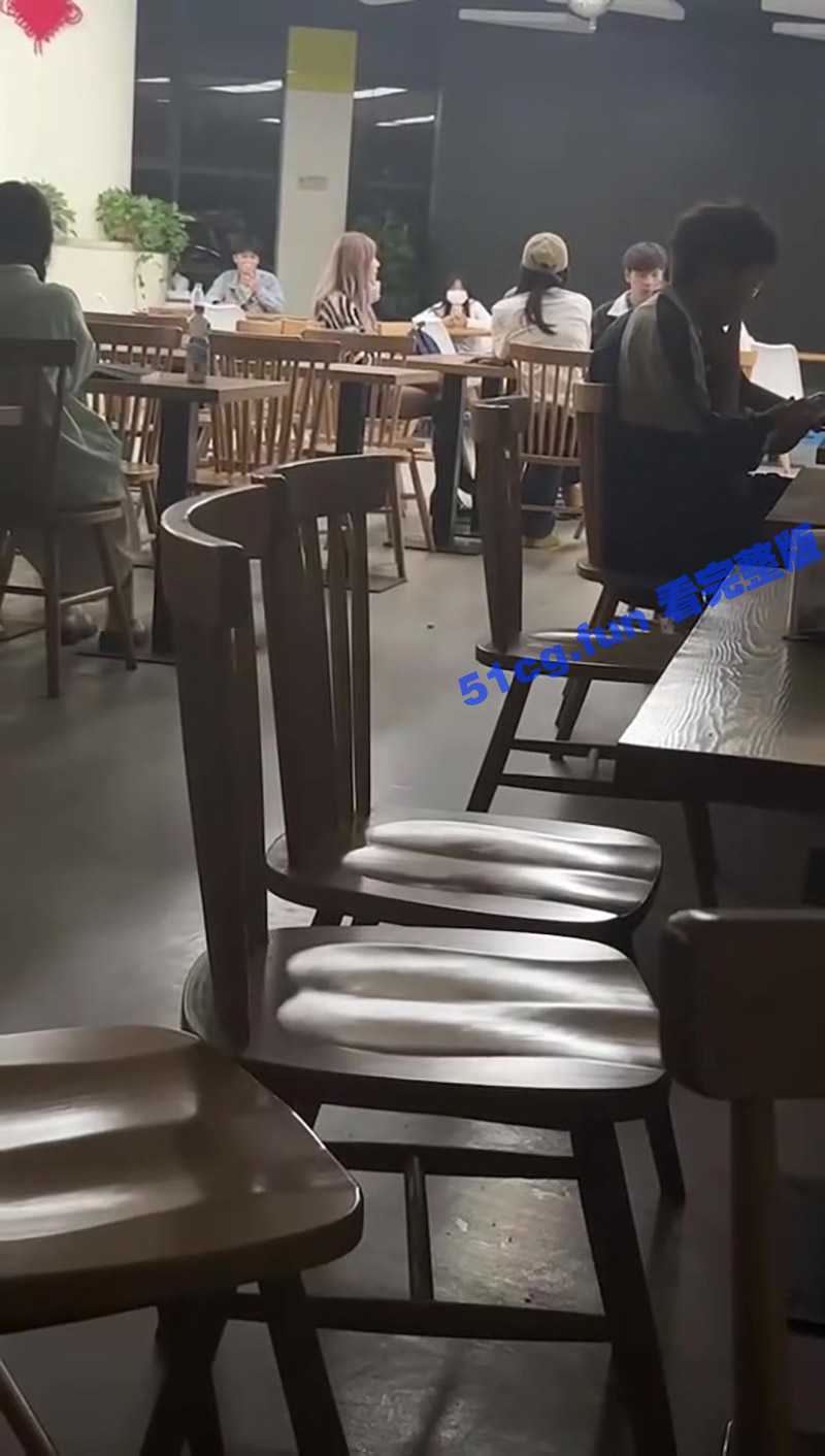马职全校吃瓜！海王渣男跪地求原谅，被女生狂扇耳光 - 51吃瓜网-51吃瓜网