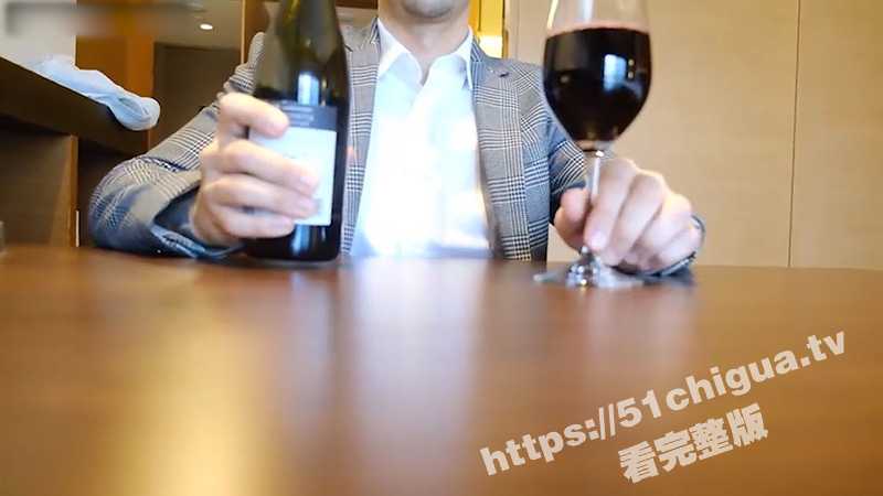 刚大学毕业懵懂实习妹子 被老外上司潜规则 五星级酒店边欣赏江景边操B 老外粗长大屌全根插入！-51吃瓜网
