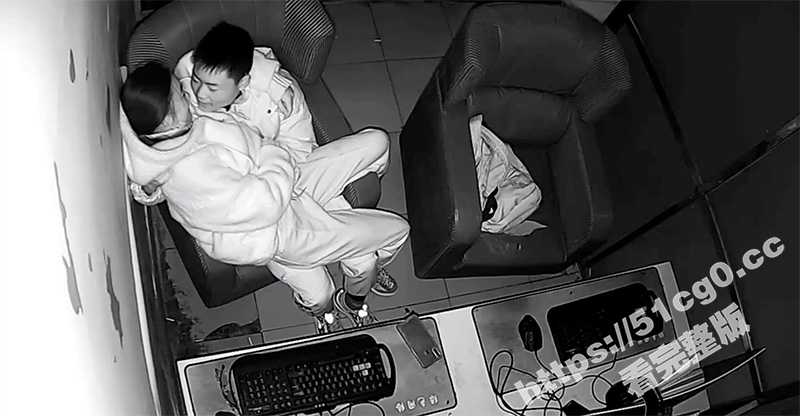 黑客破解网吧监控摄像头 偷拍学生情侣逃课 在网吧包厢偷吃禁果 行为生涩！-51吃瓜网