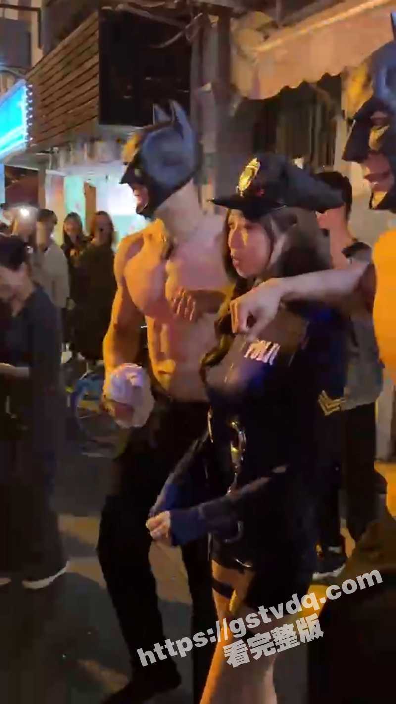 蝙蝠侠都是孤独的！上海 万圣节 活动 街头出现赤膊“蝙蝠侠” 帅不过三秒 最后被带走了！ - 51吃瓜网-51吃瓜网