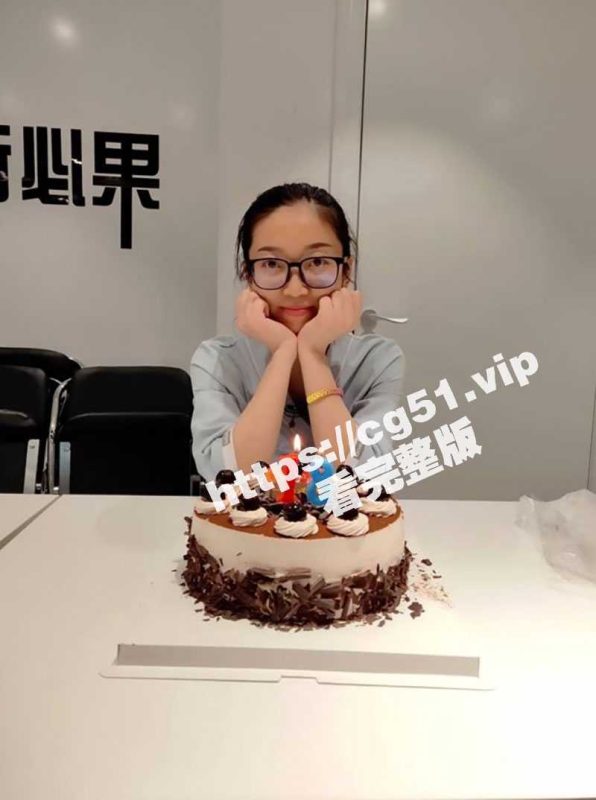攻略文静乖巧的眼镜妹同事 约吃饭后骗去民宿开房 第一次啪看见粉穴惊呆了！原来妹妹之前就一个男朋友 还不爱操她-51吃瓜网