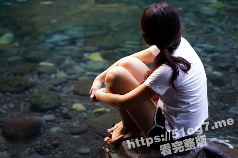 韩国泄密事件！把女友放在电脑桌上啪啪 女上位坐莲  啪啪完在窗边往外喷尿 高清无水完整版-51吃瓜网